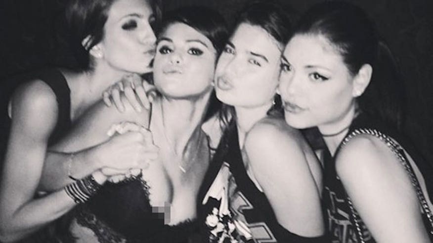 640_selena_gomez_nipslip_in